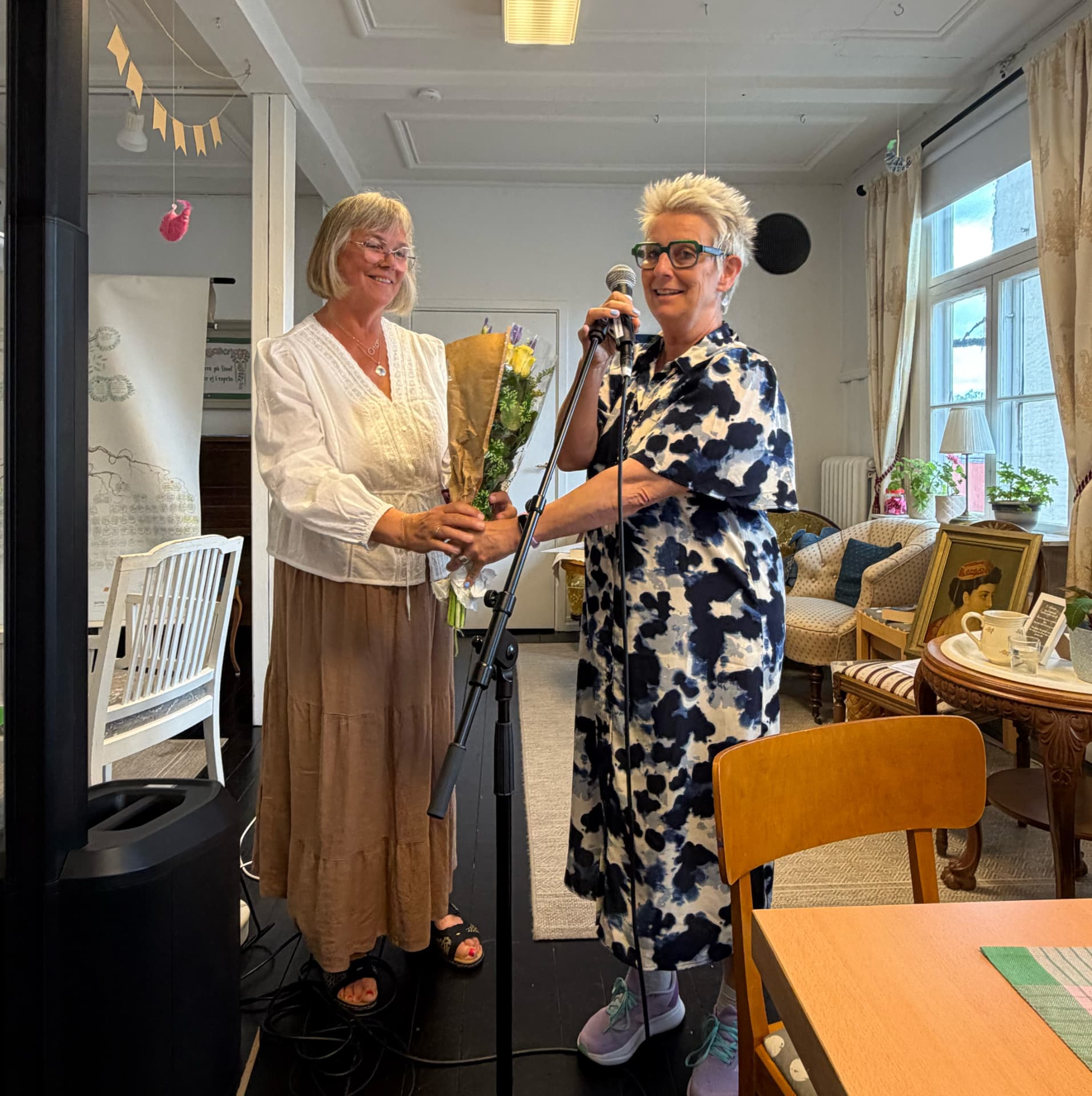 Lena Sjöberg talar och tar emot blommor under ett evenemang