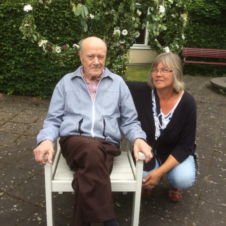 Lena Sjöberg tillsammans med sin pappa Bruno Sjöberg, vars släktforskning ledde till Stephen Bennet