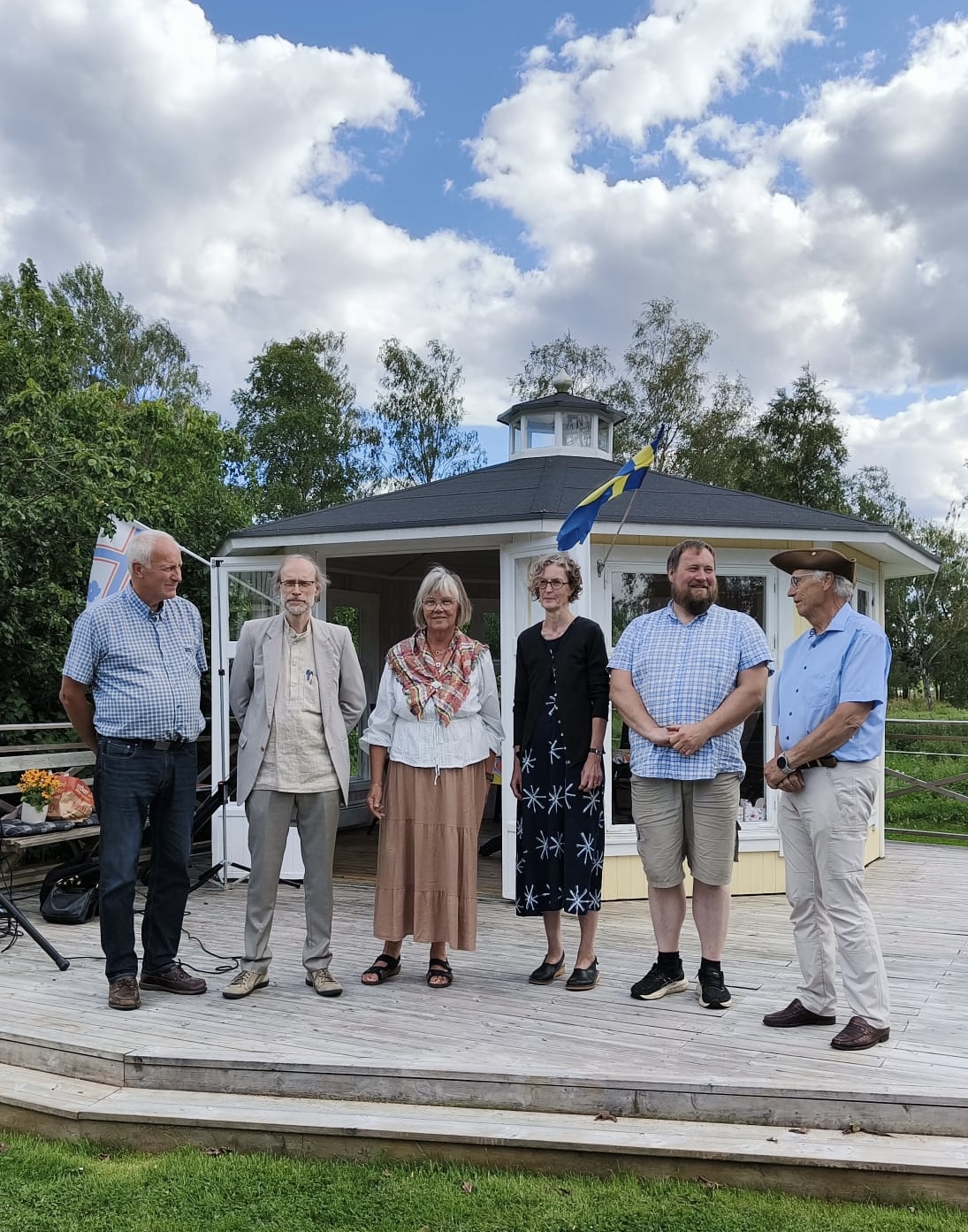 Deltagare framför en paviljong vid Bennetdagen på Lugnö i Florhed