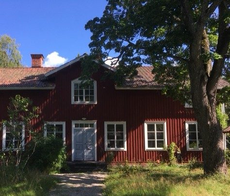 Rött trähus – Ranbogården i Flor