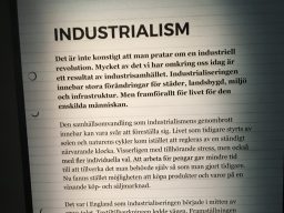 Informationsskylt om industrialismen på Textilmuseet