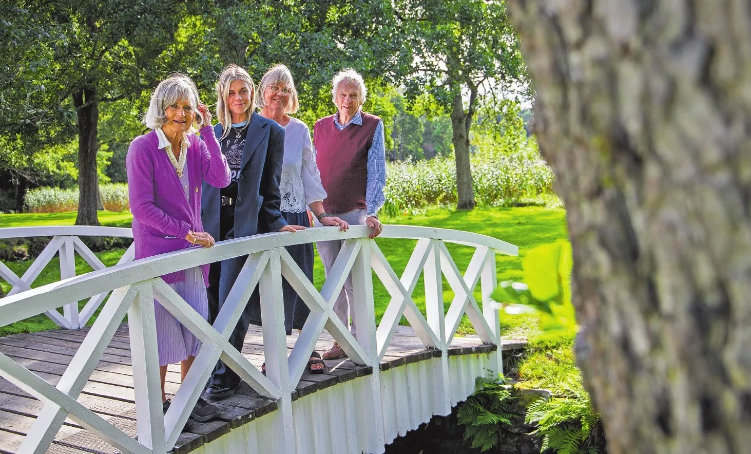 Ättlingar till Stephen Bennet och Jonas Alströmer på den vita bron i parken vid Hjälmared herrgård i Alingsås