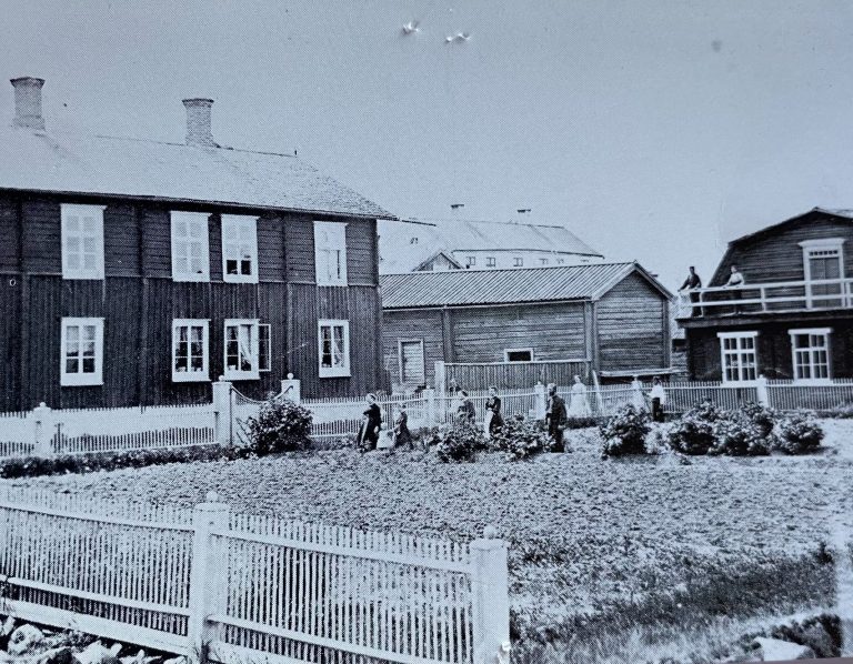 Historiskt svartvitt fotografi av trähus i Luleå