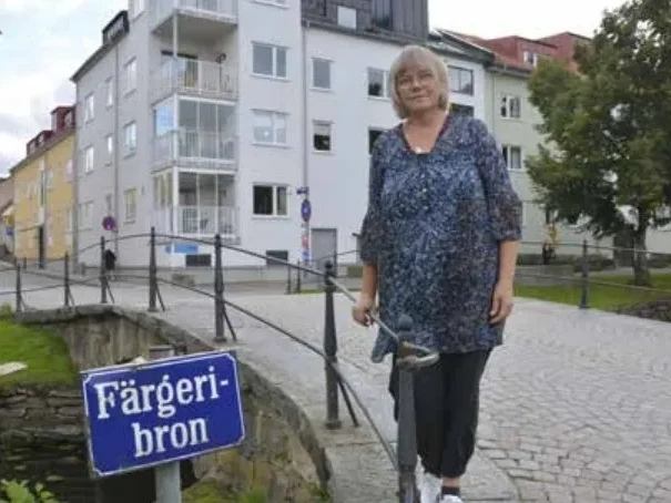 Färgeri-bron i Alingsås med bostadshus i bakgrunden